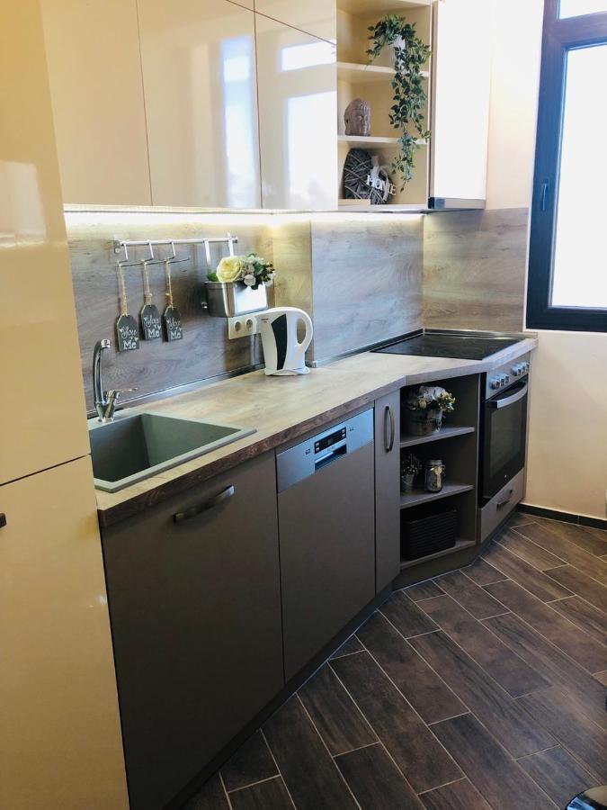 Lovely 3-Bedroom Apartment For 7 Ppl At The Centre Varna Exterior foto