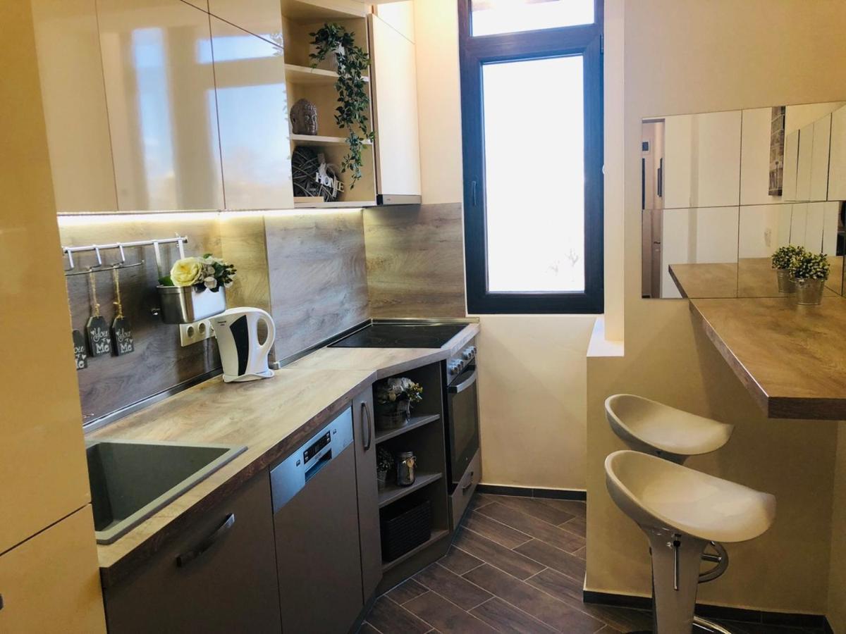 Lovely 3-Bedroom Apartment For 7 Ppl At The Centre Varna Exterior foto