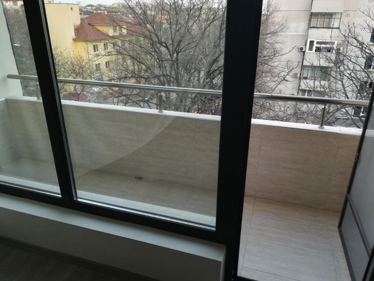 Lovely 3-Bedroom Apartment For 7 Ppl At The Centre Varna Exterior foto